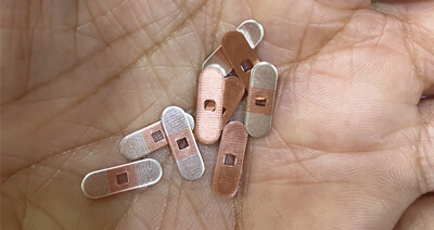 వెండి పొదిగిన స్ట్రిప్ ద్వారా చేసిన స్టాంపింగ్‌ల కోసం రవాణా